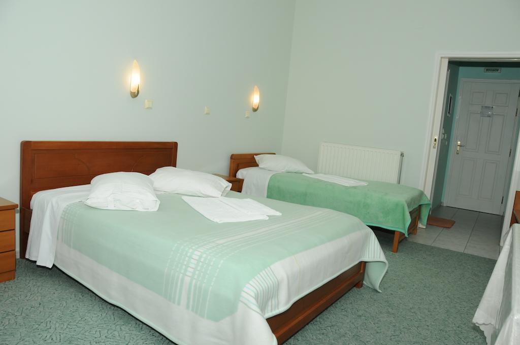 Costa-Rini Hotel Leonídion Quarto foto